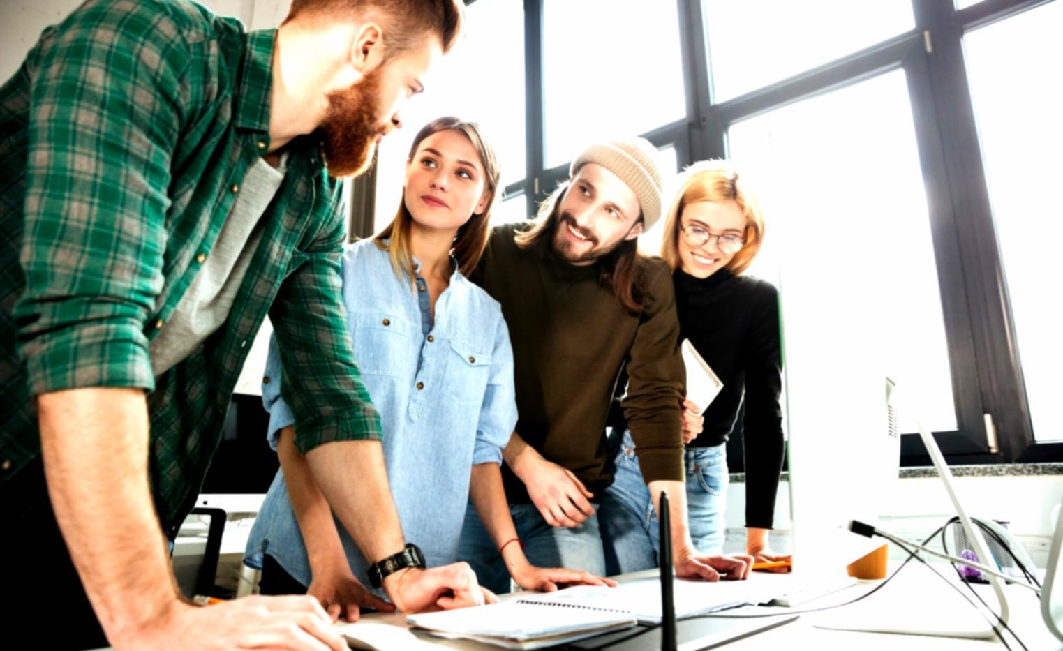 Entrepreneur analysant les flux financiers de son entreprise